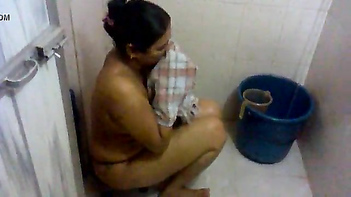 Undressed Hot Aunty Bathing In Front Of Sons Classmate