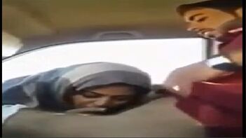 Hawt Pakistani Aunty Enjoying Sex In Car