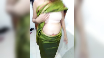 Hawt Aunty From Delhi Wears Saree And Sucks 10-pounder