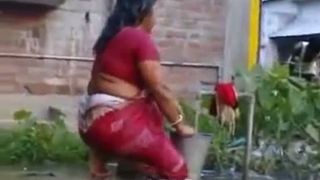 Indian aunty outdoor bath after sex mms