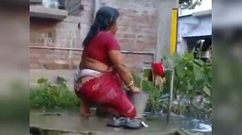 Indian aunty outdoor bath after sex mms