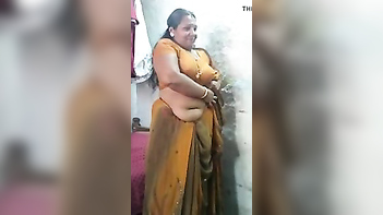 BIG BEAUTIFUL WOMAN indian aunty exposed large boobs and unfathomable naval