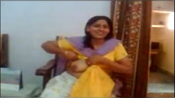 Delhi aunty showing big boobs to neighbor