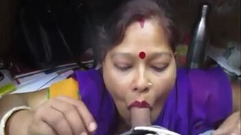Bhopal Indian aunty porn movie recorded and oozed