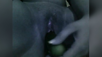 Desi aunty masturbate with cucumber in baths