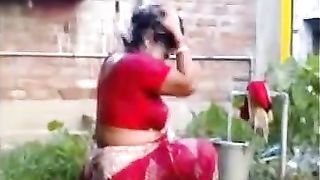 Indian outdoor mms of bengali older bhabhi open bath oozed scene