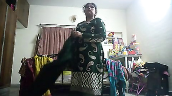 Older Desi Aunty Dress Change Trickled MMS