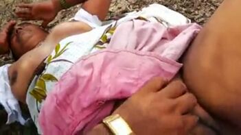 Large boobs Kerala aunty gets ready for outdoor sex!