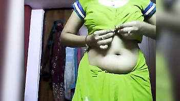 Indian porn episodes of Unfathomable naval muslim bhabhi wearing her eid gift