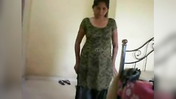 Indian scandal mms clip of busty rich aunty with hubbys friend