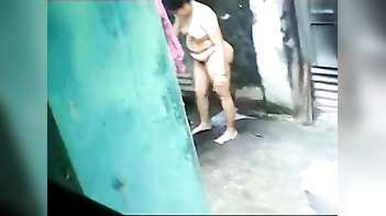Huge gazoo aunty outdoor bath indian porn tube