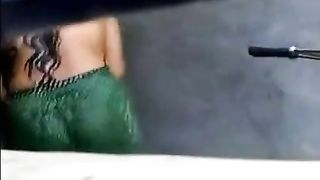 Indian outdoor mms of Desi bhabi caught by neighbour during bath