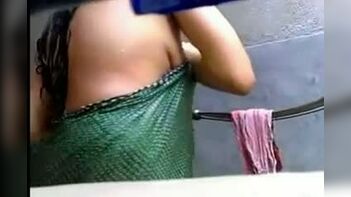 Indian outdoor mms of Desi bhabi caught by neighbour during bath