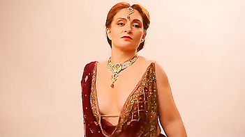 Nri aunty exposing deep cleavage latest photo discharges