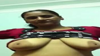Aged Indian aunty given sexy orall-service session to her paramour
