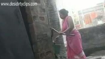 Desi village aunty bathing outdoor indian porn tube
