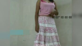 Desi College Girl Sings Galiyan While Stripping Down in Hot MMS Video