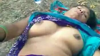 Experience Desi Passion: Mature Bhabhi's Mms Sex in Open Fields Wearing a Blue Sari