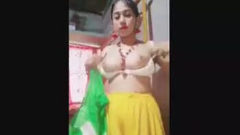 Catch the Sizzling Hot Desi Girl Saree Streap Show!