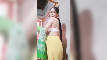 Catch the Sizzling Hot Desi Girl Saree Streap Show!