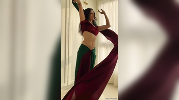 Sizzling Indian Bhabhi Transforms in Sensuous Saree: Desi Sex Appeal at Its Finest!
