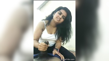 Experience the Passionate Pleasure of a Desi Girlfriend Handjob: Tamil Beauty Expressions