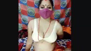 Experience the Thrill of Indian Sexy Bhabhi's Live Boobs Showing!