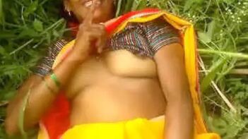 Experience the Exotic Desi Sex: Outdoor Boob Show of Indian Village Bhabhi