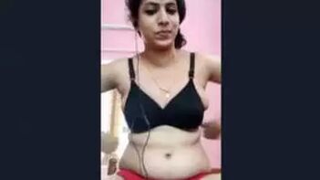 Hot Mallu Bhabhi Flaunts Her Assets On Vc - Desi Sex at Its Best!