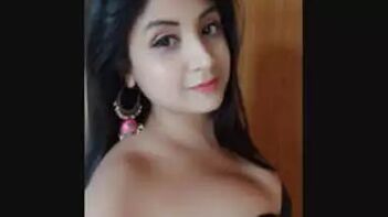 Desi Beauty: Sexy Indian Girl Showing Her Allure