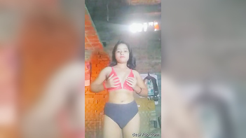 Scorching Desi Village Maal Flaunting Her Busty Assets!