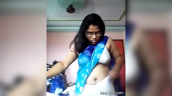 Desi Bigass Marathi Wife's Sexy Moves: Check Out the Latest Updates Here!
