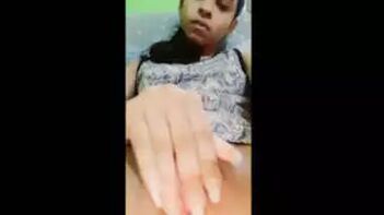 Desi Sex: Watch Cute Lankan Girl Flaunt Her Boobs and Pussy in 5 Sexy Clips
