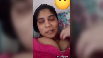 Sizzling Desi Beauty Exposes Her Voluptuous Assets