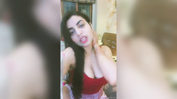 Desi Diva Flaunts Her Curves & Exposes Sexy Cleavage!