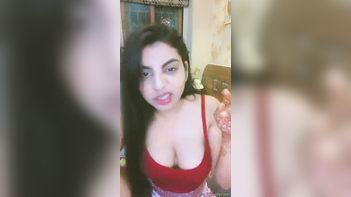 Desi Diva Flaunts Her Curves & Exposes Sexy Cleavage!