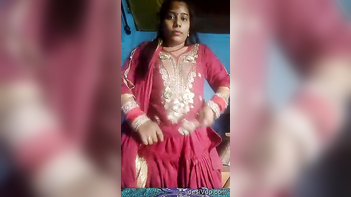 Watch Desi Bhabhi's Boob Showing Video for an Unforgettable Experience!