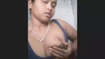 Sizzling Tamil Girl Gets Super Horny Masturbating With Carrot!