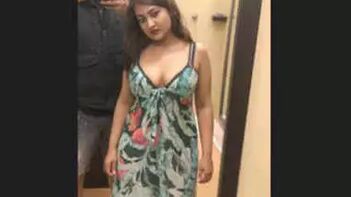 Desi Beauty: Sexy Punjabi Girl Flaunts Her Curves With Boobs Flash