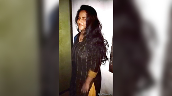 Sensational Desi Beauty Flaunts Her Busty Assets