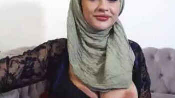 Desi Sex: Hot Muslim Girl Daliya Flaunting Her Milky White Big Boobs