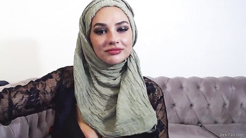 Desi Sex: Hot Muslim Girl Daliya Flaunting Her Milky White Big Boobs