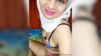 Sizzling Desi Muslim Girl in Hijab Reveals Her Sexy Curves!