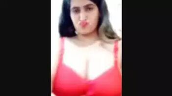 Desi Bhabhi Flaunts Her Big Bust and Booty - Get Ready for Some Hot Desi Sex!