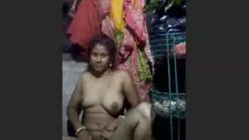 Village Bhabhi Flaunts Her Nude Body in Desi Sex Video