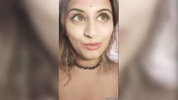 Desi Big Boobie Girl Flaunting Her Assets: A Sexy Sight to See!