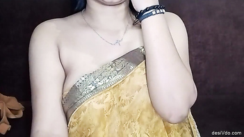 Sizzling Desi Aunty Flaunts Her Big Boobs in a Saree