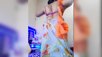 Experience Desi Passion with Sexy Village Bhabhi's Live Nude Show