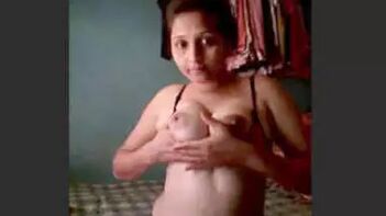 Sizzling Desi Bhabhi Flaunting Her Sexy Boobs!