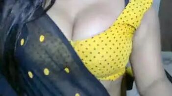 Desi Hot Bhabhi Flaunts Her Huge Cleavage - An Unforgettable Show!